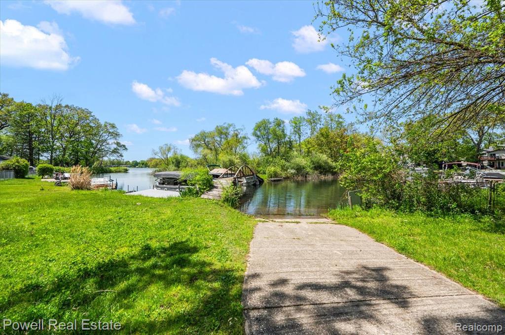 6837 Hatchery Road, Waterford, MI 48327 — Photo 9