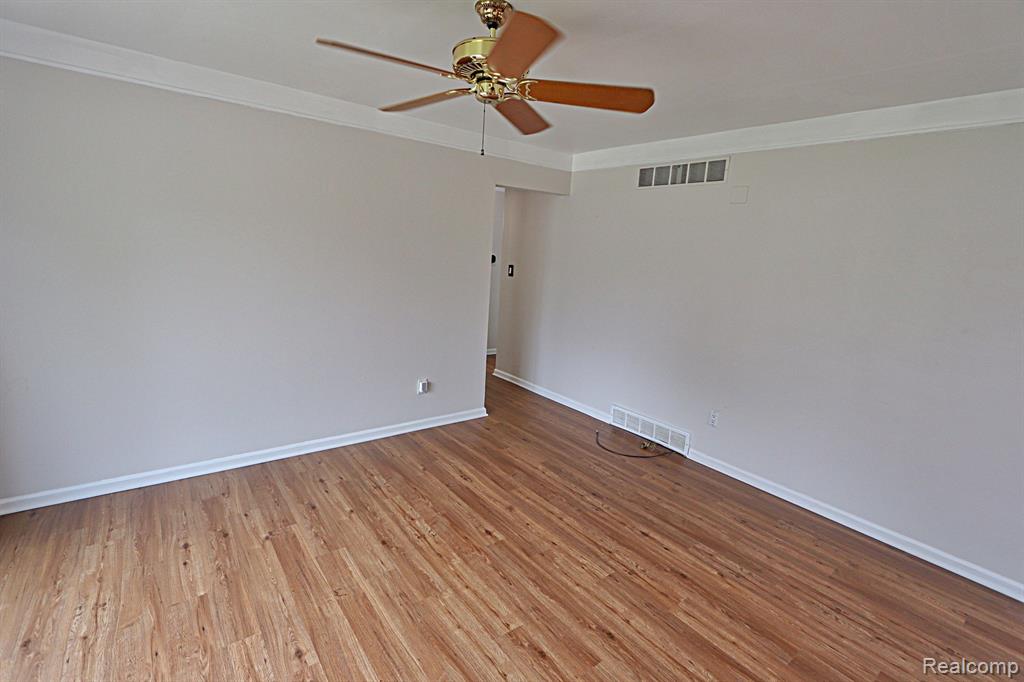 9929 DEERING Street, Livonia, MI 48150 — Photo 13