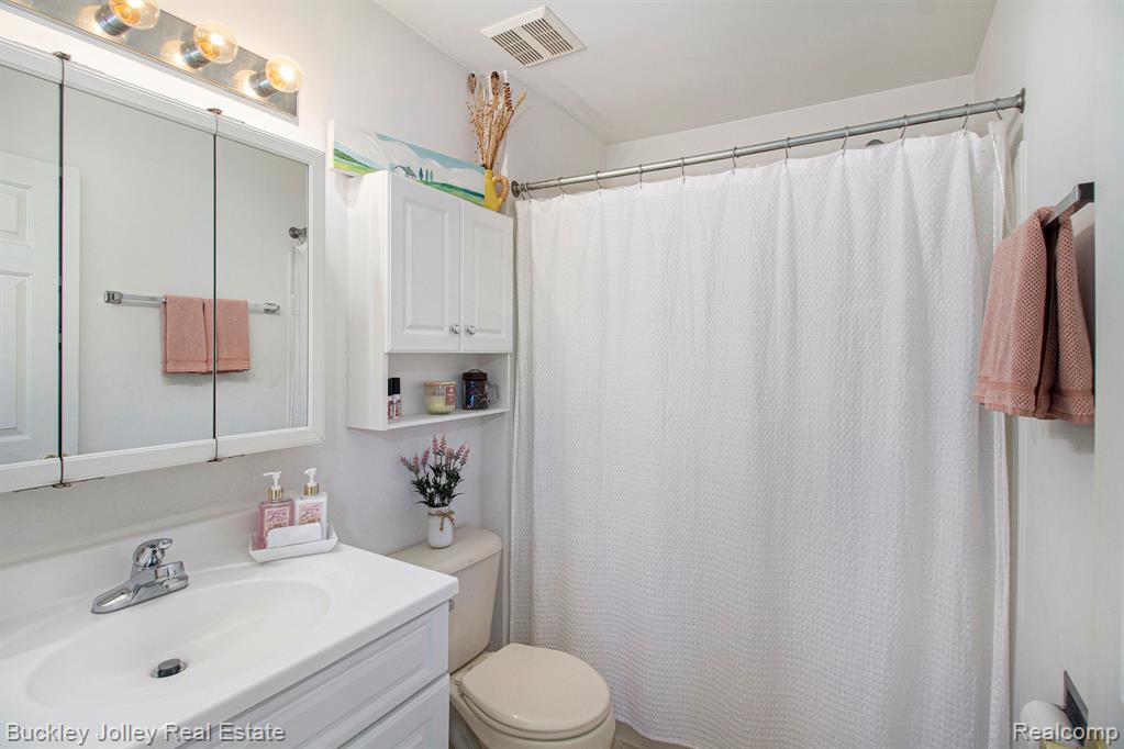 1018 Shiawassee Circle, Howell, MI 48843 — Photo 14