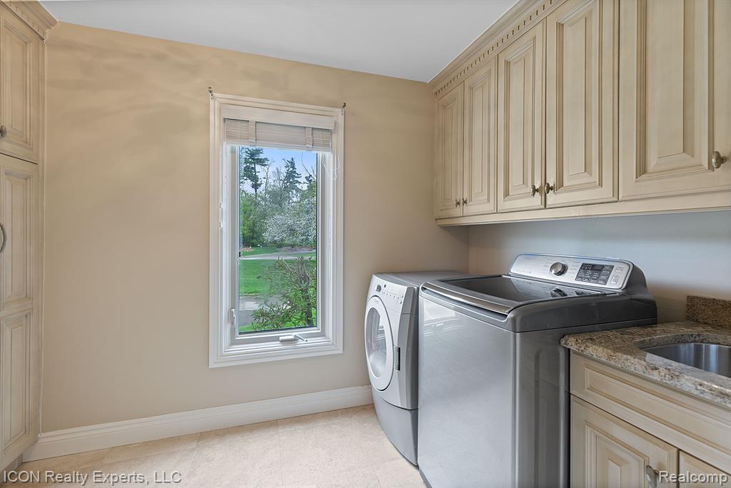 5215 DEER RUN Circle, Orchard Lake Village, MI 48323 — Photo 23