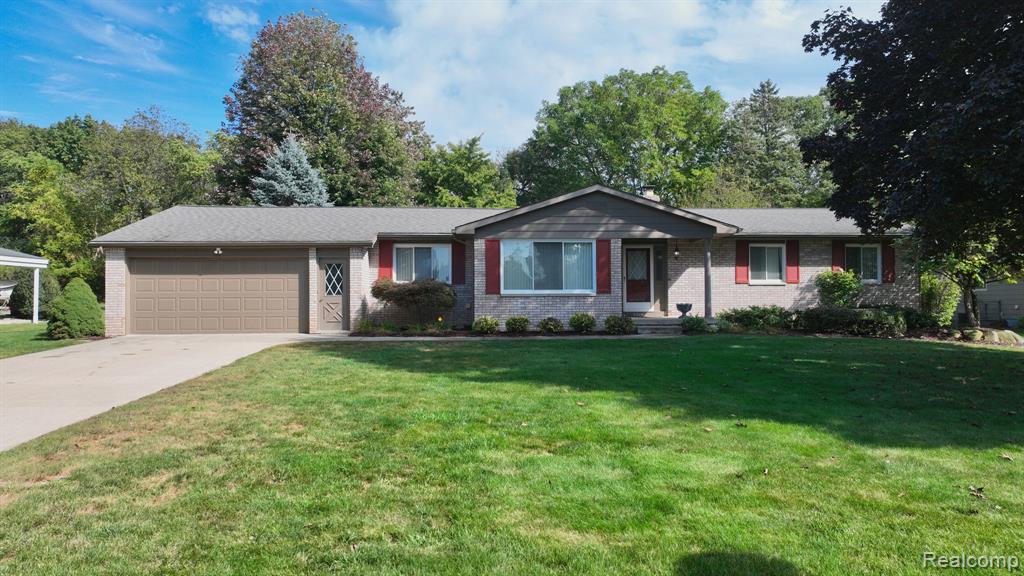 5204 Applewood Drive, Flushing, MI 48433 — front exterior
