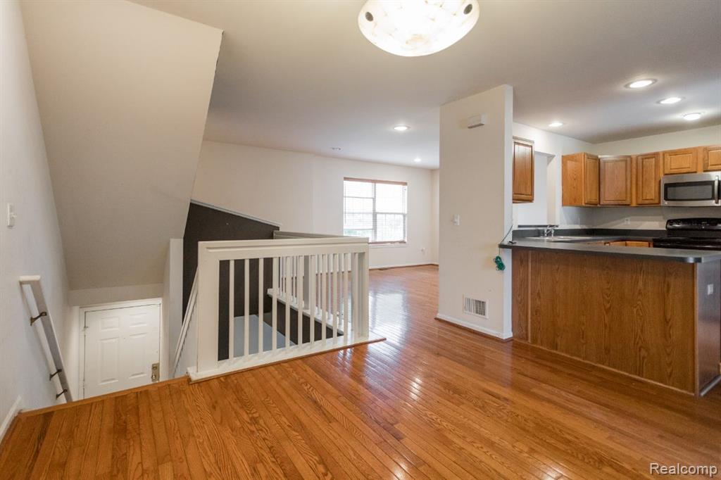 807 PALLISTER Street, Detroit, MI 48202 — Photo 3
