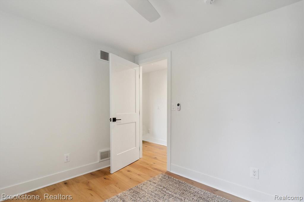 633 DETROIT Avenue, Lake Orion, MI 48362 — Photo 51