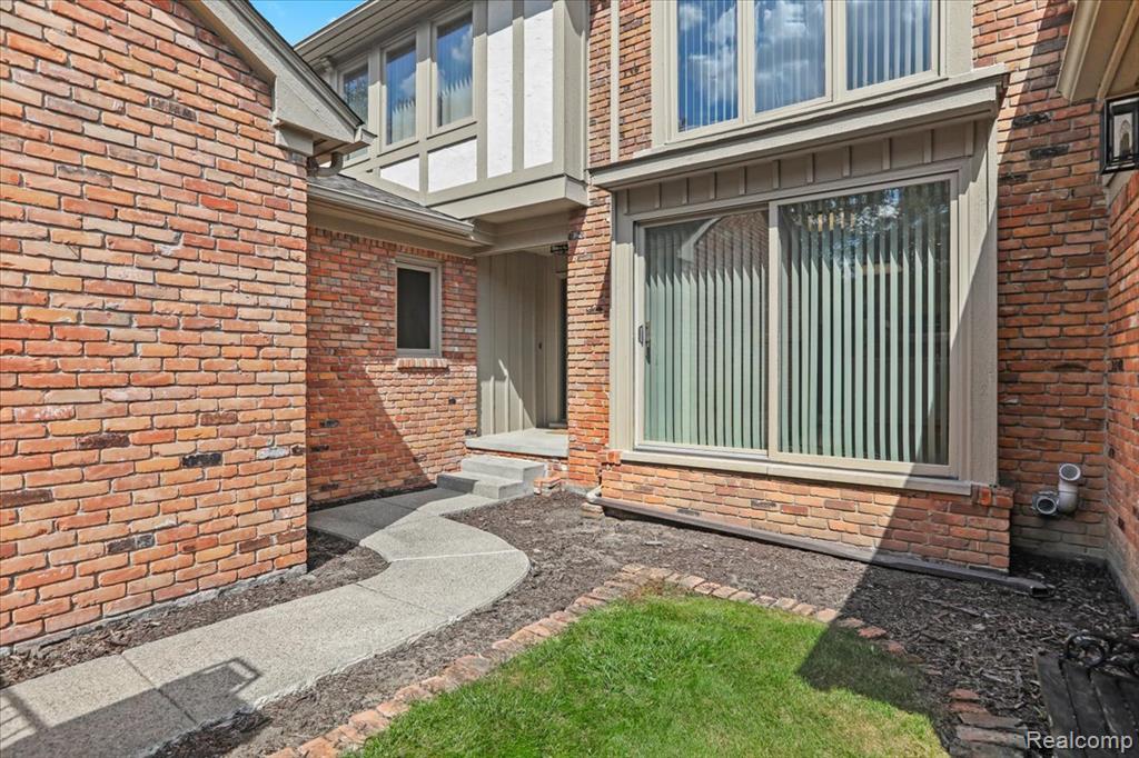 24066 Bingham Pointe Drive, 11, Bingham Farms, MI 48025 — front exterior