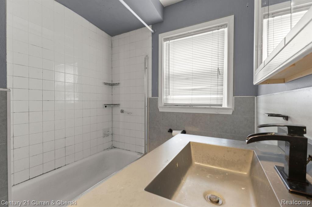 853 CLOVERLAWN Boulevard, Lincoln Park, MI 48146 — Photo 10