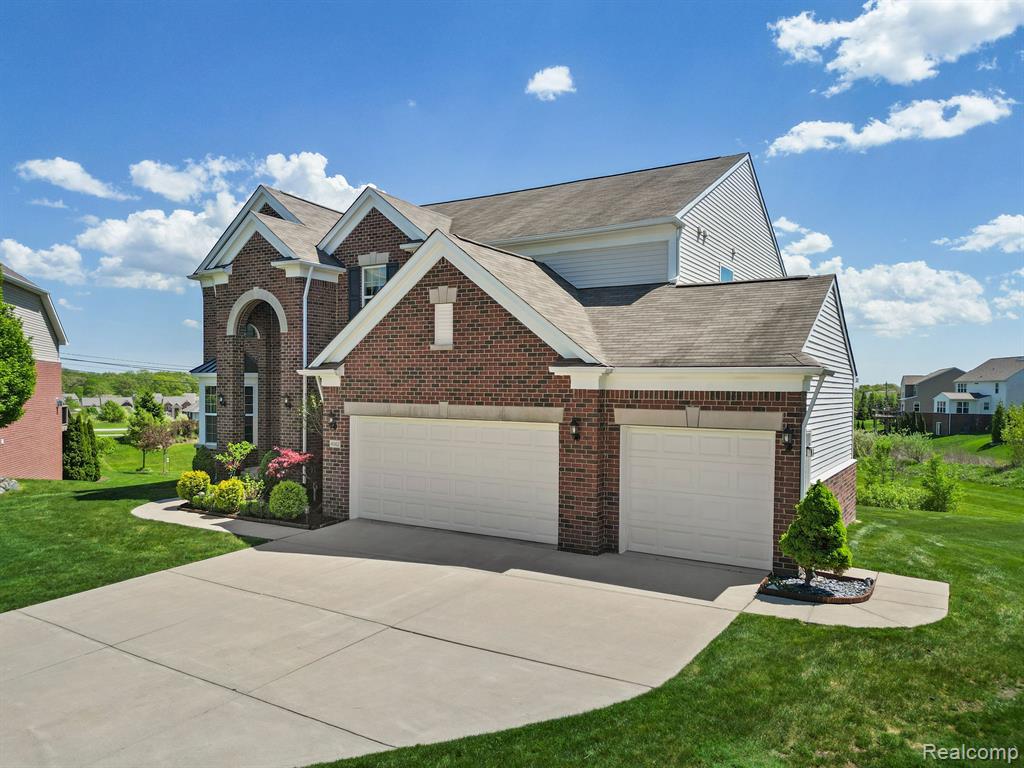 4562 Cloverdale Court, Lake Orion, MI — Photo 2