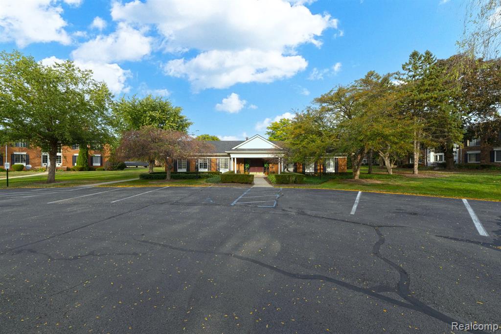 676 E FOX HILLS Drive, Bloomfield Hills, MI 48304 — Photo 21