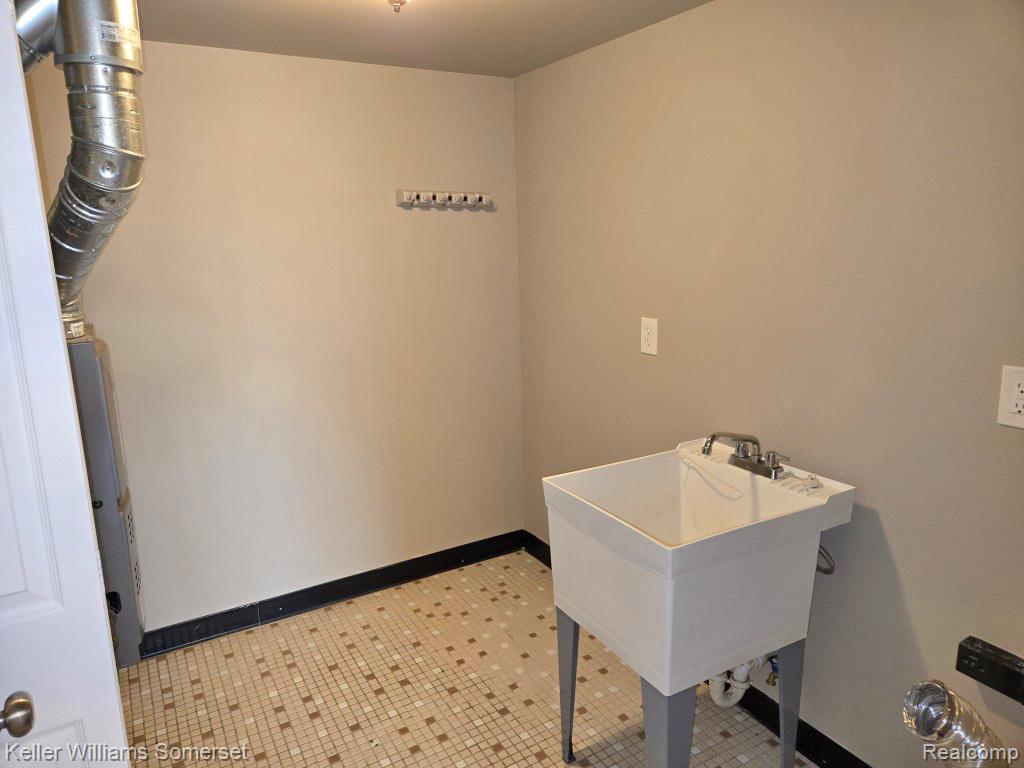 71 Meadow Wood Drive, Rochester Hills, MI 48307 — Photo 23