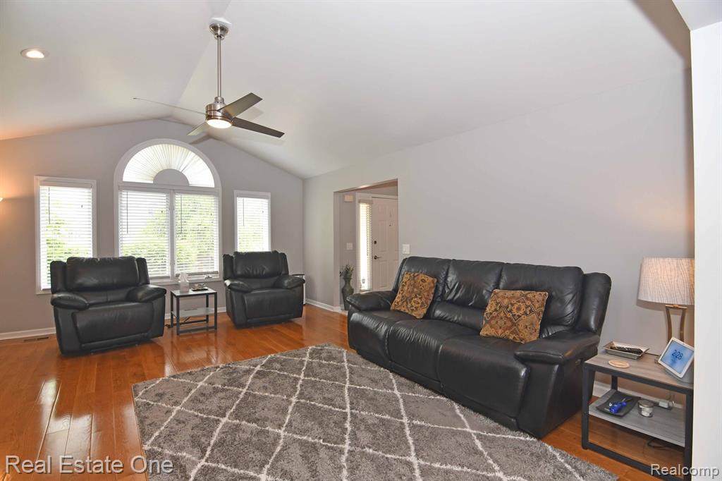 42388 Shulock Drive, Clinton Twp, MI 48038 — Photo 8