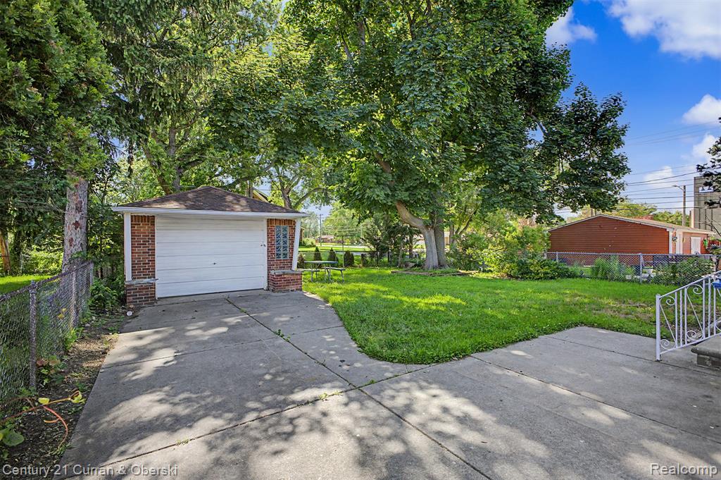 8212 GLENGARY Street, Dearborn Heights, MI 48127 — Photo 32