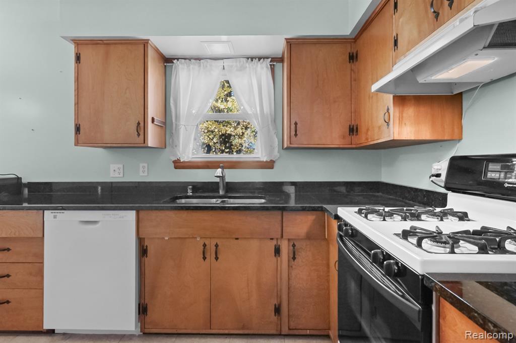 4318 Moonlight Drive, Holly, MI 48442 — Photo 13