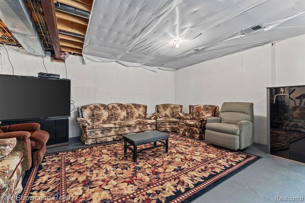 766 WHITE HOUSE Drive, Highland, MI 48356 — Photo 42