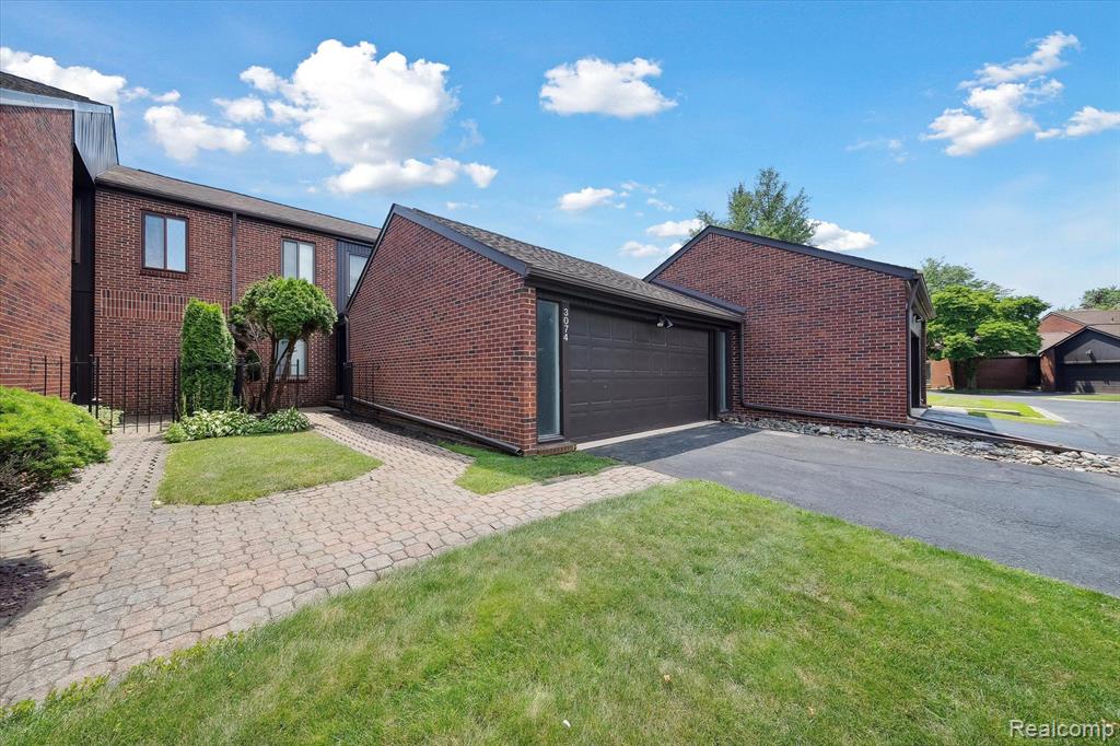 3074 LINDENWOOD Drive, Dearborn, MI 48120 — Photo 2