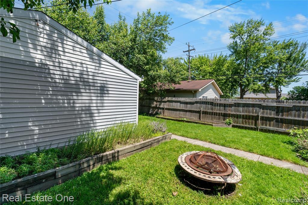 1712 Ash Street, Wyandotte, MI 48192 — Photo 7