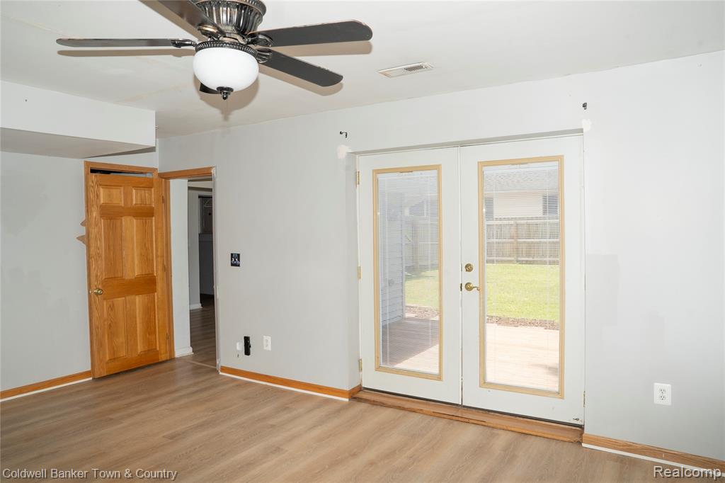 528 W Clinton Street, Howell, MI 48843 — Photo 12