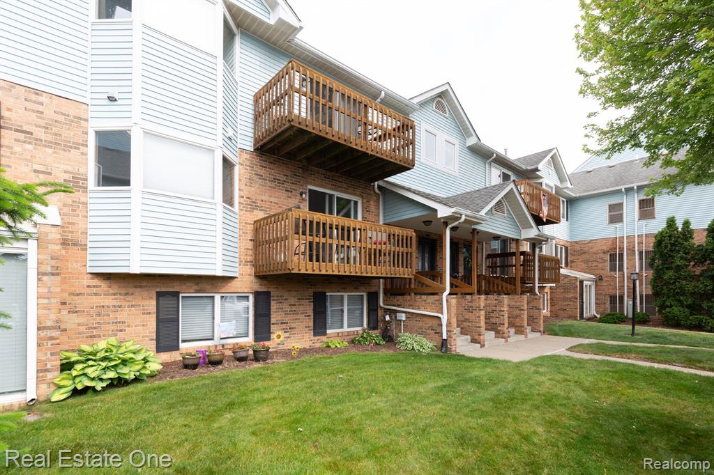 233 PINEWOOD Circle, Plymouth, MI 48170 — Photo 2