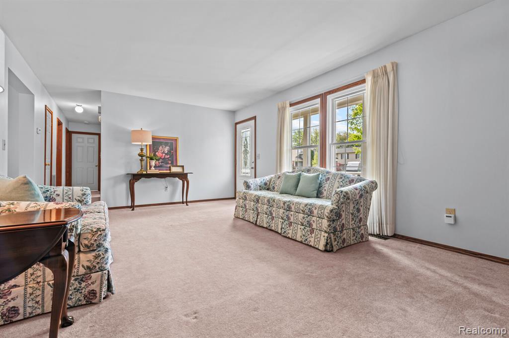 9076 Wildwood Lake Dr, Whitmore Lake, MI 48189 — Photo 3
