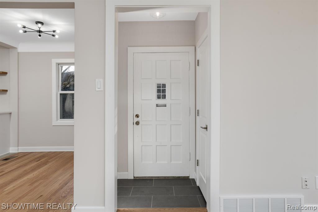 4256 BUCKINGHAM Road, Royal Oak, MI 48073 — Photo 6