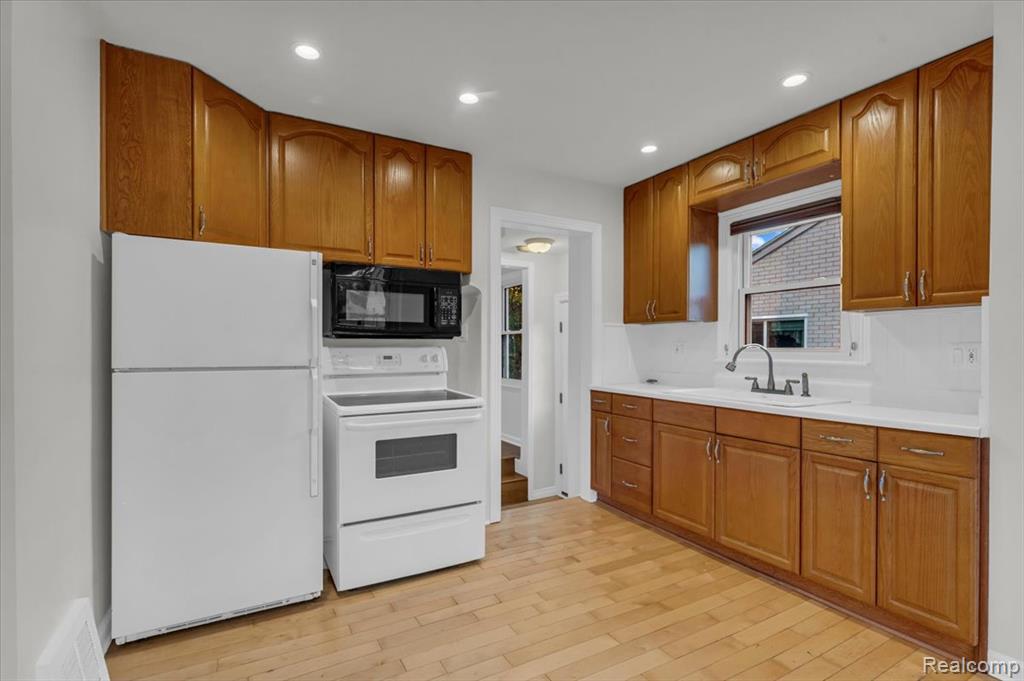 912 Woodsboro Drive, Royal Oak, MI 48067 — Photo 9