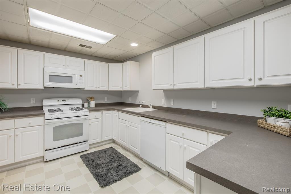 5690 White Lake Road, Clarkston, MI — Photo 46