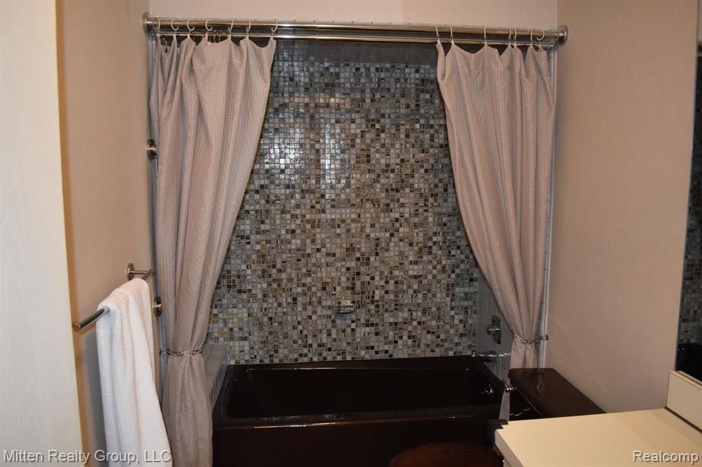4356 FOXPOINTE Drive, West Bloomfield, MI 48323 — Photo 13