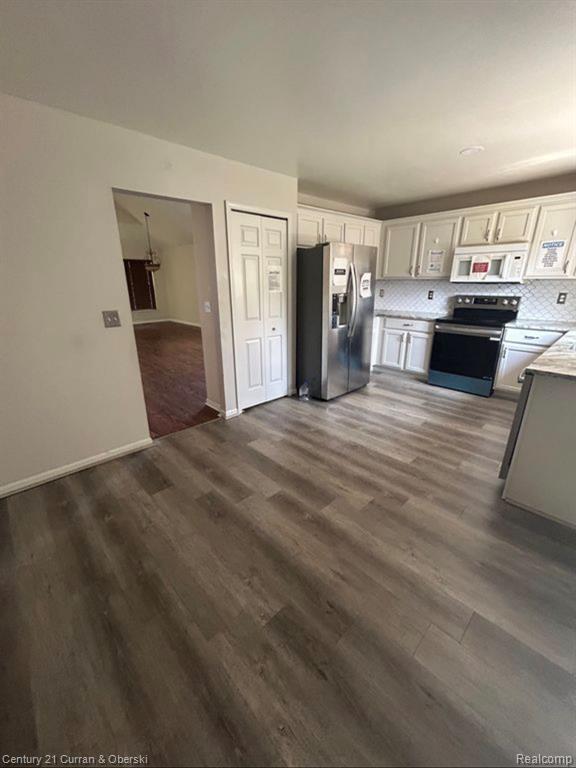 183 Legacy Park Circle, Dearborn Heights, MI 48127 — Photo 8