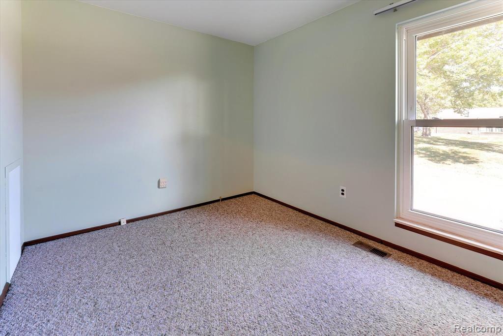 2702 ROUNDTREE Drive, Troy, MI 48083 — Photo 16