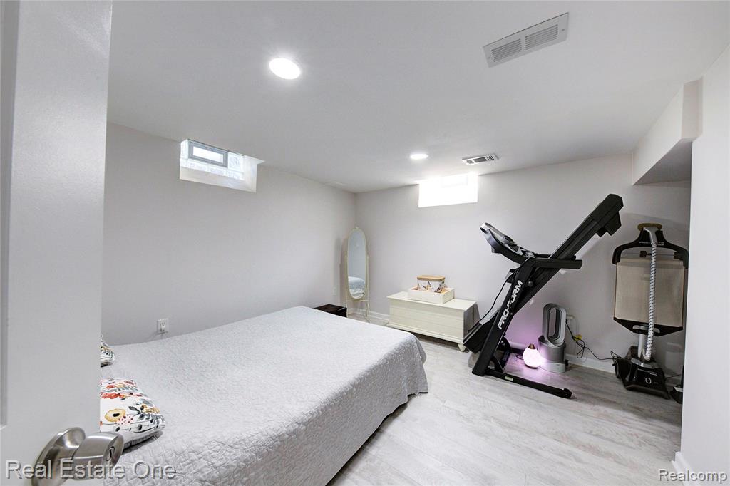 8126 Dale Street, Dearborn Heights, MI 48127 — Photo 67