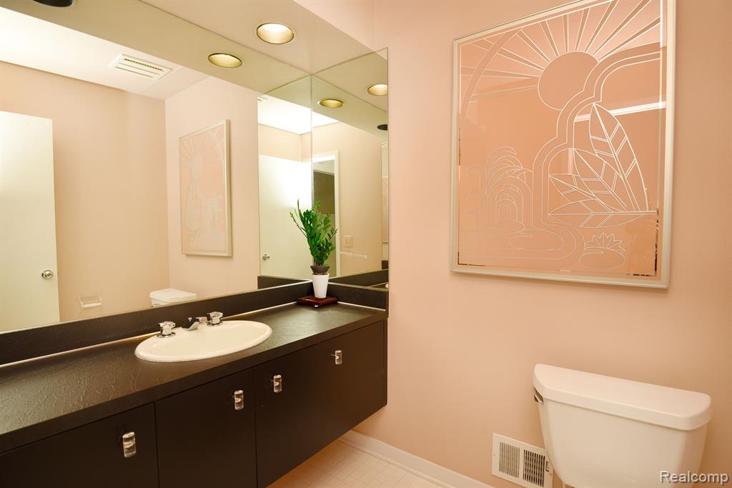5132 WOODLANDS Lane, Bloomfield Hills, MI 48302 — Photo 17