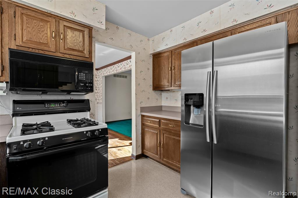 6313 Kiev Street, West Bloomfield, MI 48324 — Photo 16
