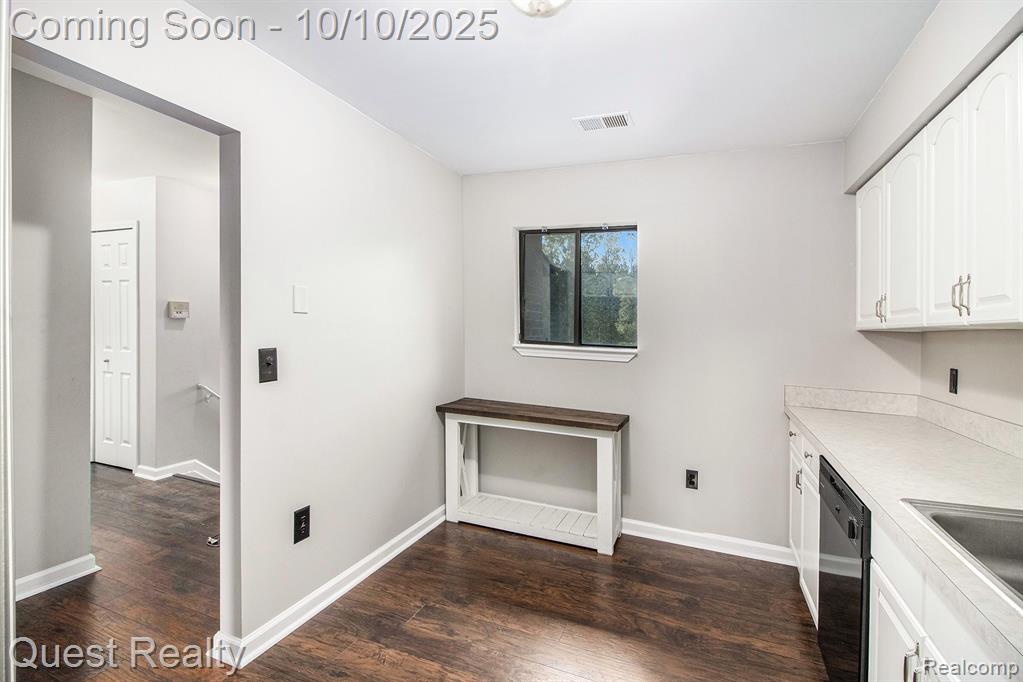 33855 Pondview Circle, Livonia, MI 48152 — Photo 9