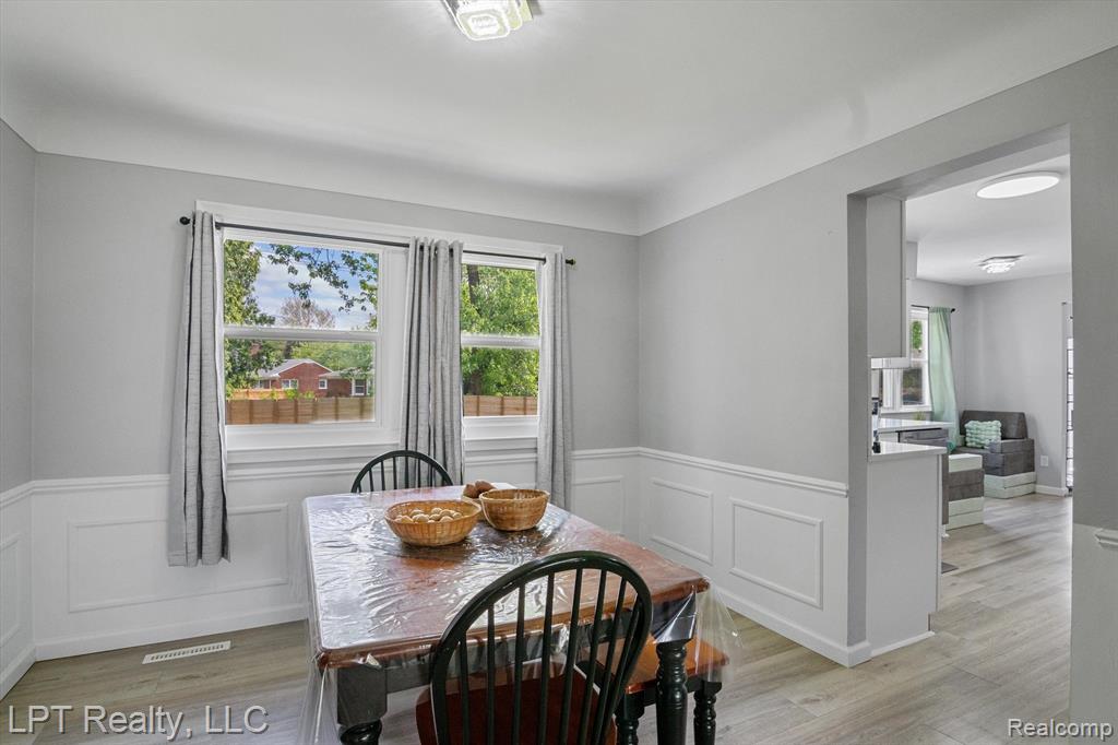 18441 ROSELAND Boulevard, Lathrup Village, MI 48076 — Photo 12
