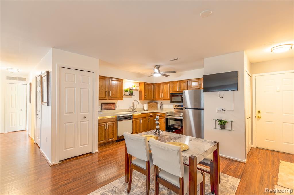 8187 Grays Drive, B7, Grosse Ile, MI 48138 — Photo 9