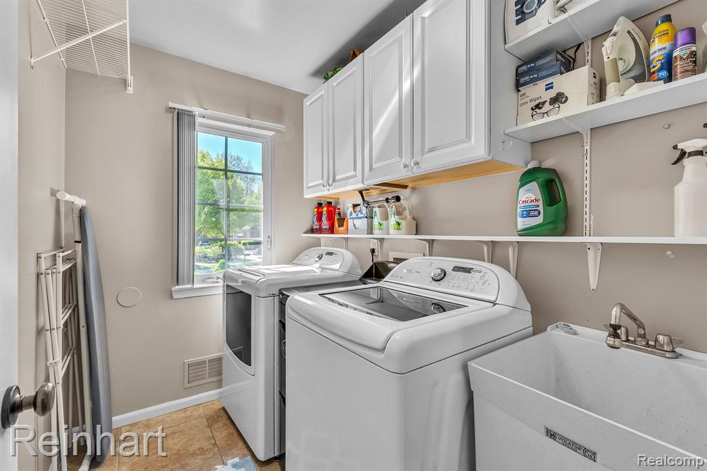 25340 VILLAGEWOOD, South Lyon, MI 48178 — Photo 17