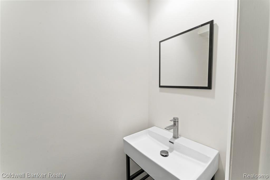 817 E Kirts Boulevard, Troy, MI 48084 — Photo 26