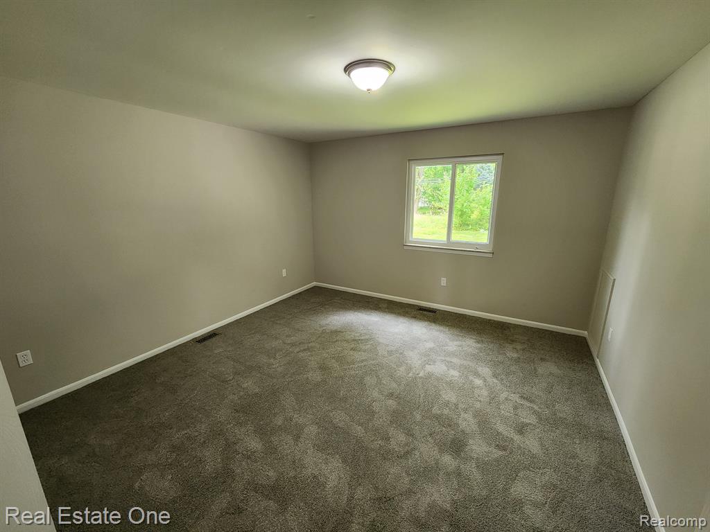 700 W GARDENIA Avenue, Madison Heights, MI 48071 — Photo 24
