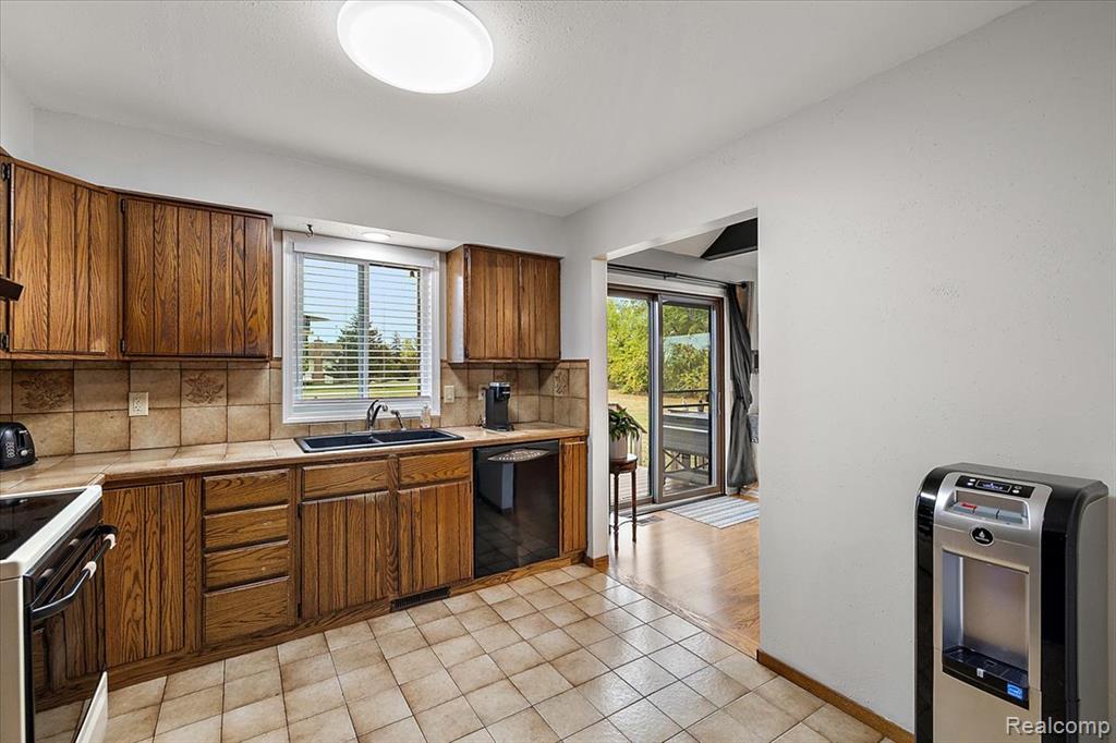 8021 Washburn Road, Goodrich Vlg, MI — Photo 15