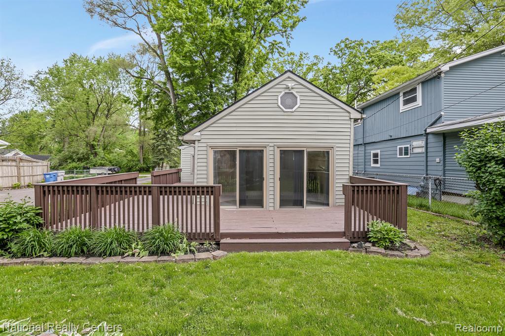 330 BEACHWAY Street, Whitmore Lake, MI 48189 — Photo 12