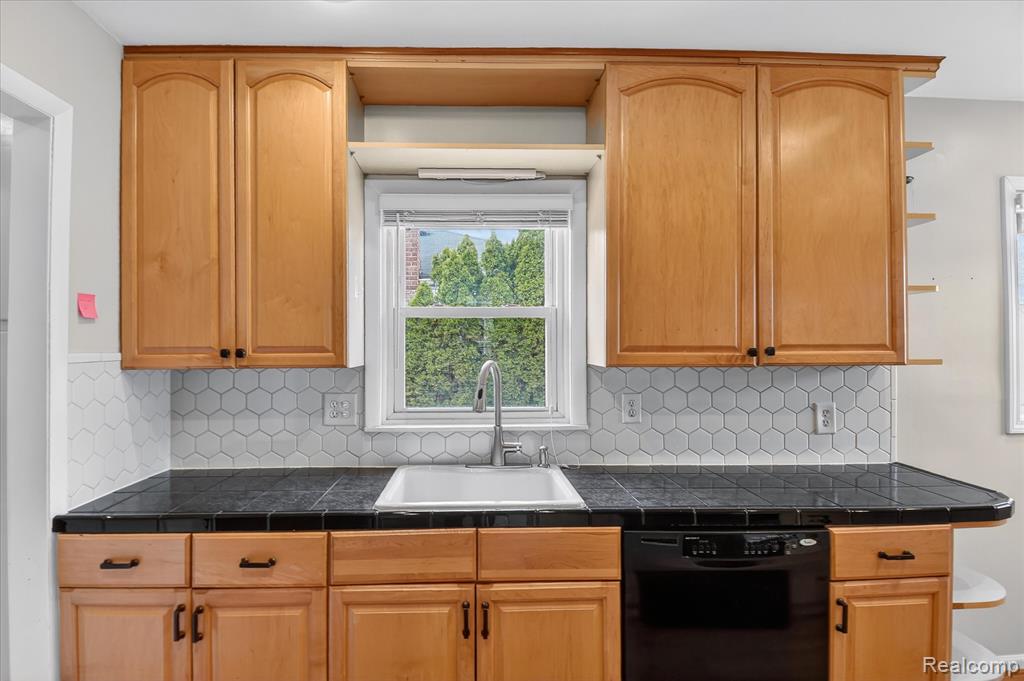 830 Mapleknoll Avenue, Madison Heights, MI 48071 — Photo 12