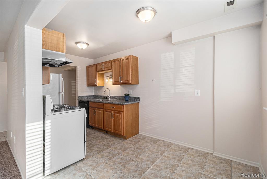 45200 Keding Street, 101, Utica, MI 48317 — Photo 5
