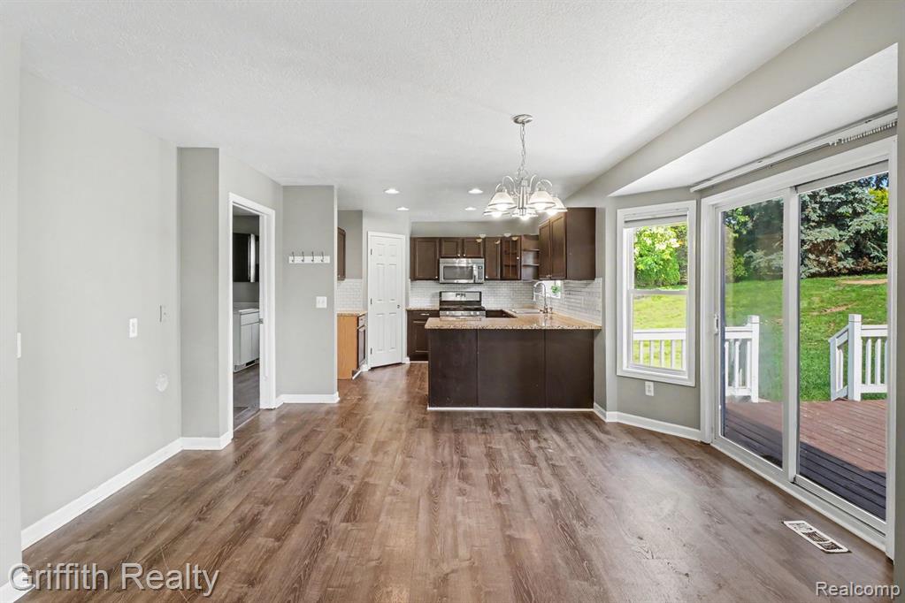 7055 Augustine Court, Fenton, MI 48430 — Photo 6
