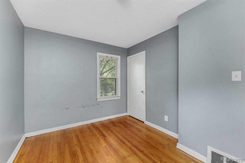 9035 Braile, Detroit, MI 48228 — Photo 14