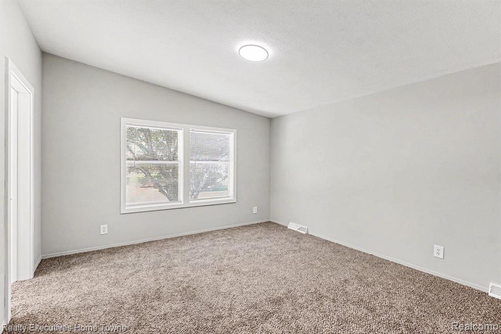45822 Bonaventure Dr, Macomb, MI 48044 — Photo 14