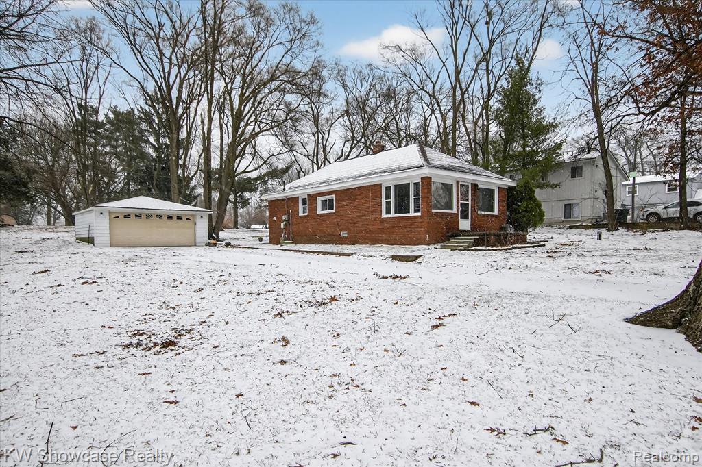 1860 Ladd Road, Wolverine Lake, MI 48390 — Photo 35