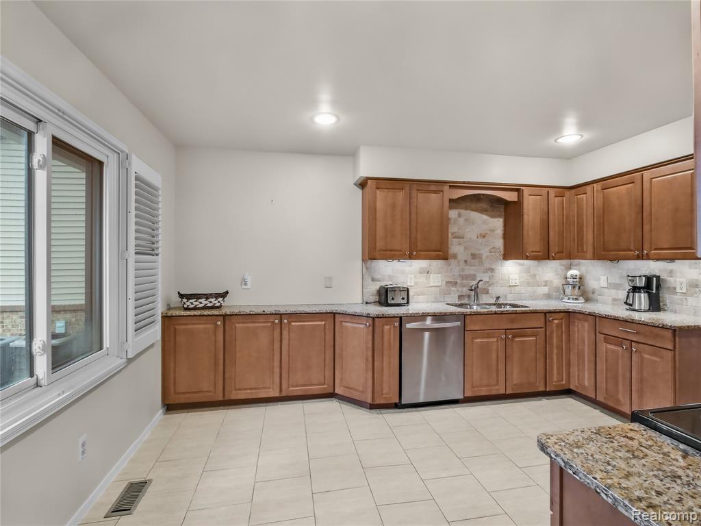 7113 Elmhurst, West Bloomfield, MI — Photo 17