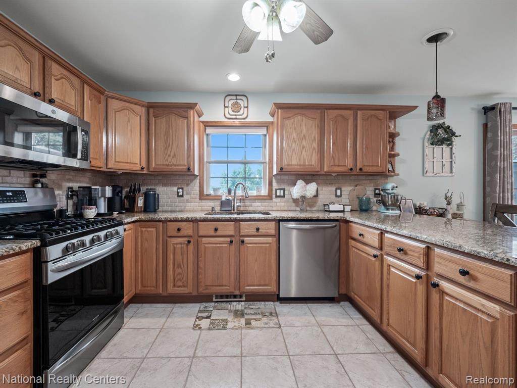 391 MCINTOSH, Almont, MI 48003 — Photo 21