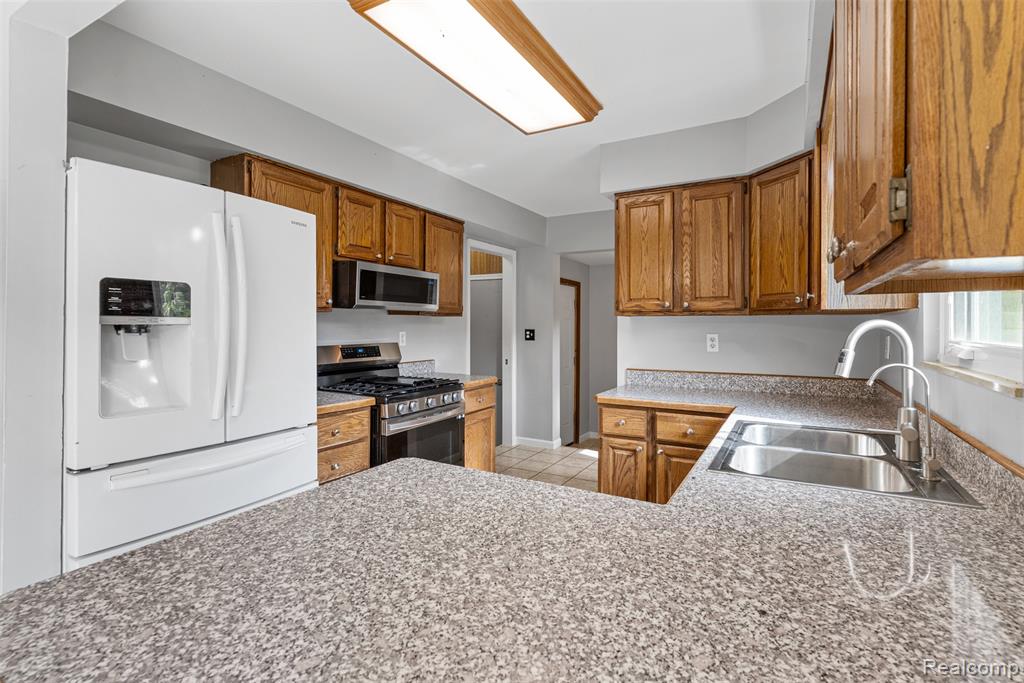 4303 Pratt Avenue, Grand Blanc, MI 48439 — Photo 11