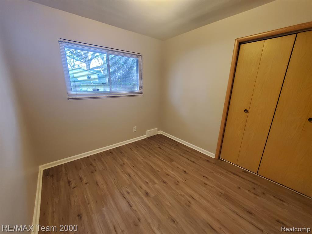 4565 UNIVERSAL Street, Dearborn Heights, MI 48125 — Photo 18