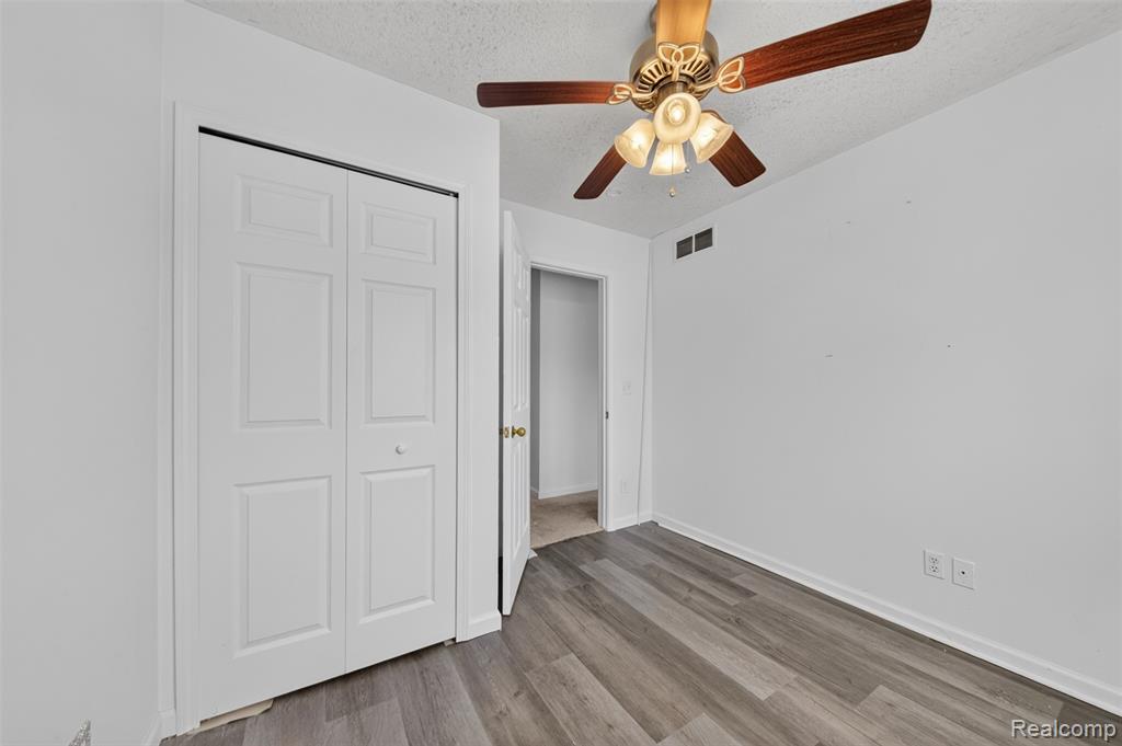 20471 Hollywood Street, Harper Woods, MI 48225 — Photo 28