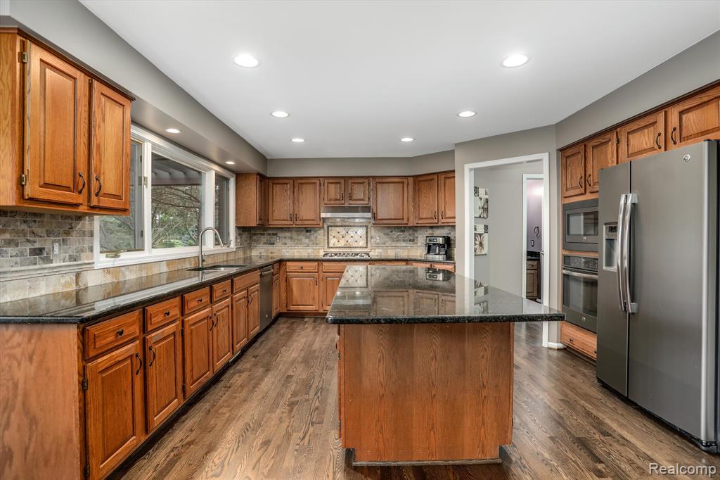 4214 Oak Tree Circle, Rochester, MI 48306 — Photo 18